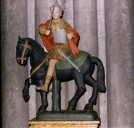 Saint-Martin, patron de la paroisse, est ici représenté en charité.  

Cette statue de 1736 Est en bois polychrome.